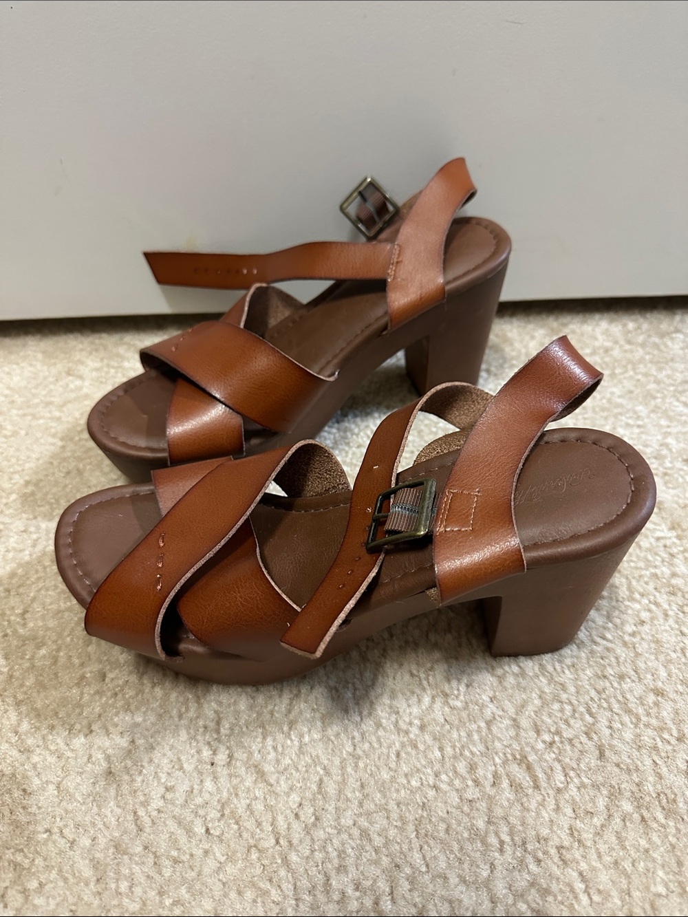 Universal Thread Tan Brown Leather Strappy Block Heel Sandals